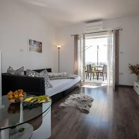 Miriam - 200m From Apartament *
