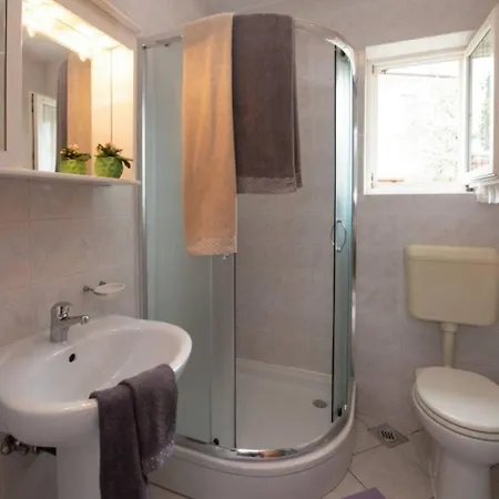 Apartment Miriam - 200m From Ika