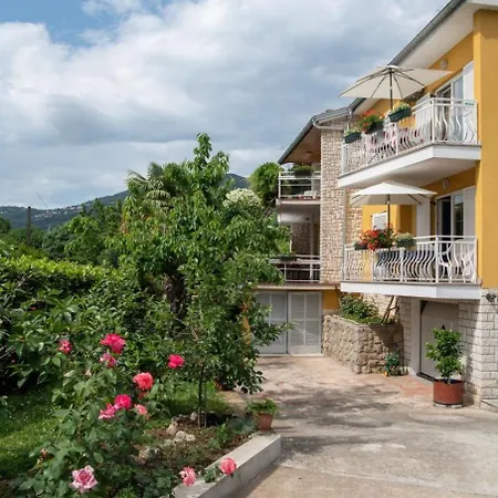 Apartment Miriam - 200m From