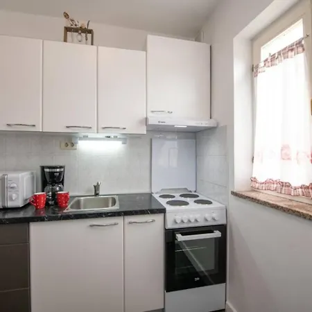 Apartment Miriam - 200m From *