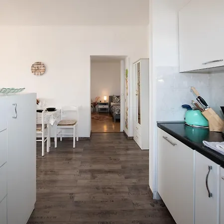 Apartment Miriam - 200m From Ika