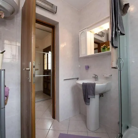 Apartment Miriam - 200m From