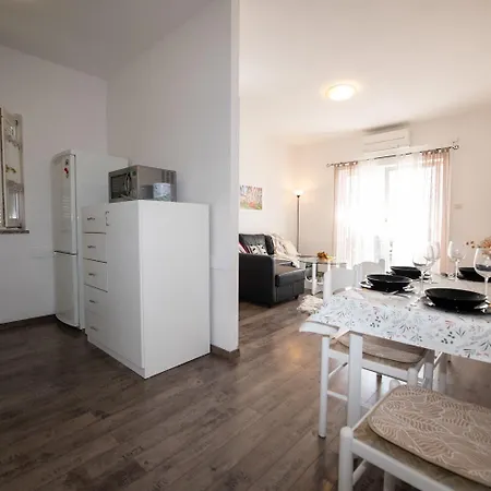 Miriam - 200m From Apartment