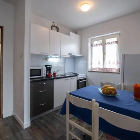 Miriam - 200m From Apartment