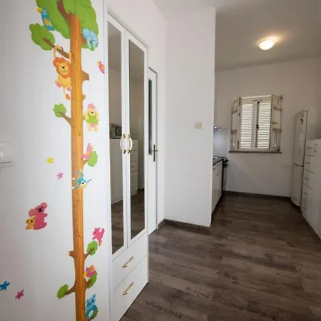 Apartment Miriam - 200m From