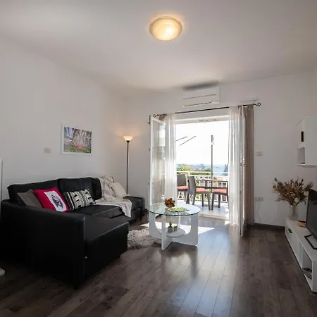 Apartment Miriam - 200m From Ika