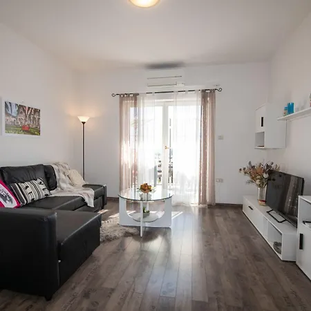 Miriam - 200m From Apartment