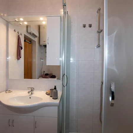 Apartment Miriam - 200m From