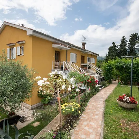Apartment Miriam - 200m From